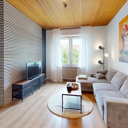 公寓 Altbauwohnung Im Ersten Og Mit Balkon Und Gartenblick *