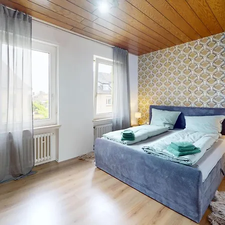 Altbauwohnung Im Ersten Og Mit Balkon Und Gartenblick *