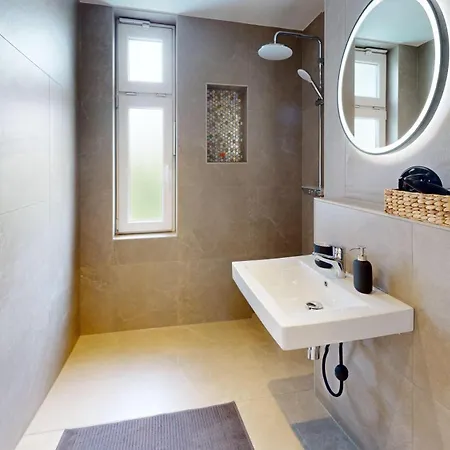 公寓 Altbauwohnung Im Ersten Og Mit Balkon Und Gartenblick